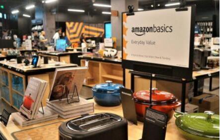 触屏体验试衣间亚马逊首家实体时装店“Amazon Style”